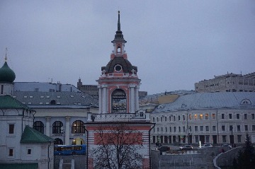 Слушатели МУПИ группы РКИ на выездном занятии в Зарядье.
