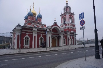Слушатели МУПИ группы РКИ на выездном занятии в Зарядье.