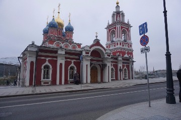 Слушатели МУПИ группы РКИ на выездном занятии в Зарядье.